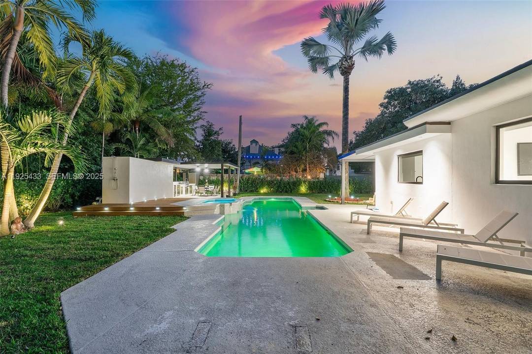 Welcome to this modern yet cozy retreat in the coveted East of 10th Ave area, one of Miami s most desirable neighborhoods, close to top schools and just blocks away ...