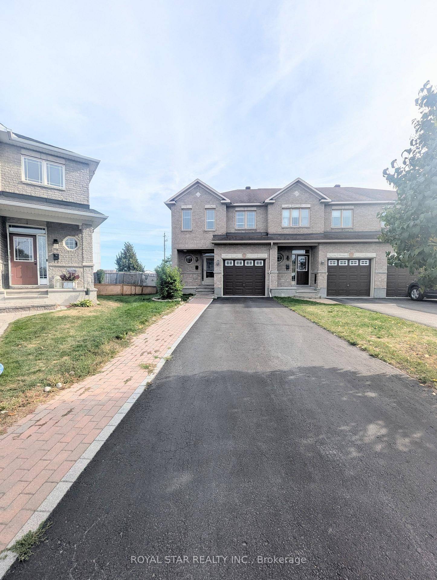 Beautifully maintained end unit townhome in the highly sought after Trailwest neighbourhood of South Kanata.