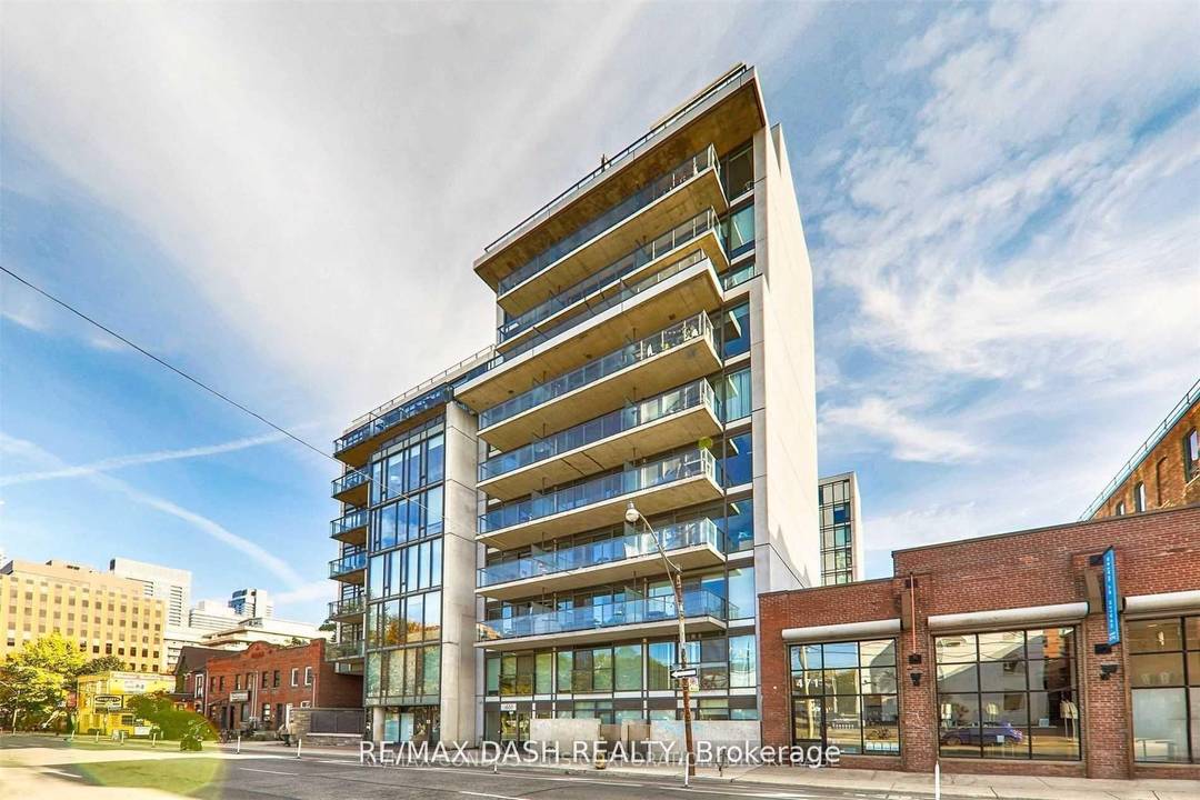 Impeccably maintained 1 bedroom at the desirable Fashion House in the heart of King West.