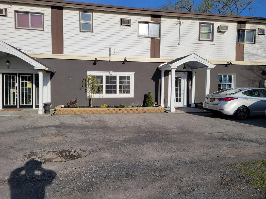 Prime Investment Opportunity Fully Leased Restaurant amp ; Income Generating Apartments !