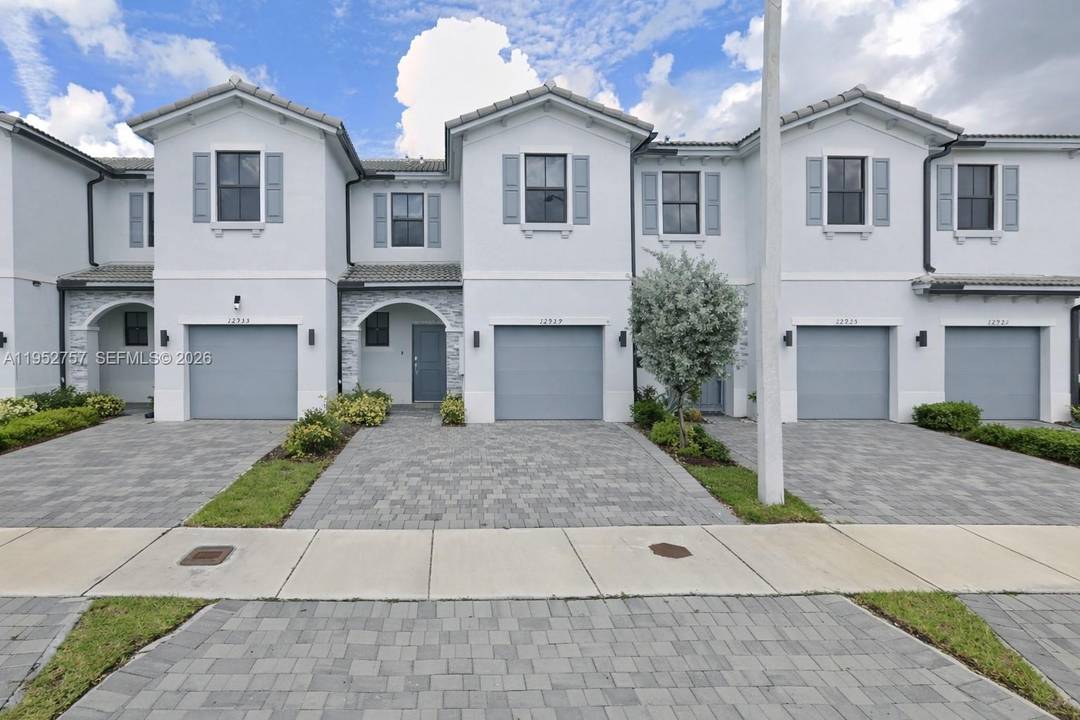 LAKE VICTORIA TOWNHOMES For Sale Beautiful and well maintained 3 bedroom, 2.