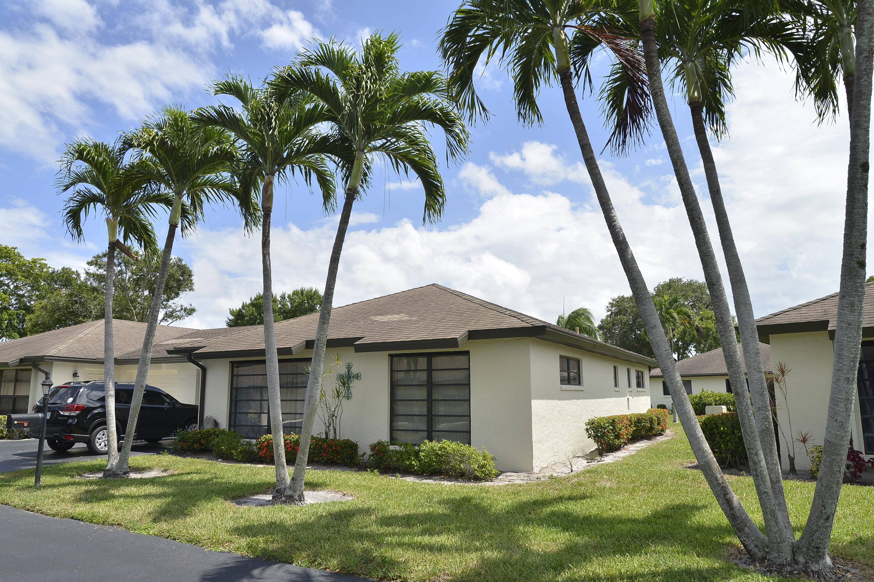 Introducing 10059 Eaglewood Road b, an oversized and spacious villa located in the coveted neighborhood of Boynton Beach, FL 33436.