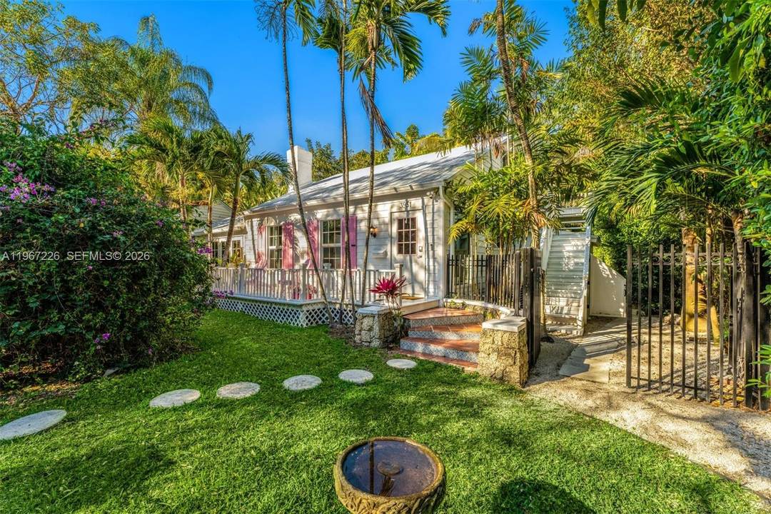 Welcome to the most charming cottage in Coconut Grove !