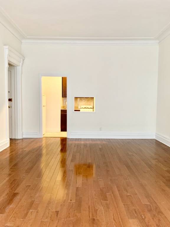 Stunning 1BR in elevator townhouse located on East 80th Street between Madison and Fifth Aves, only 1 2 a block from The MET amp ; Central Park !