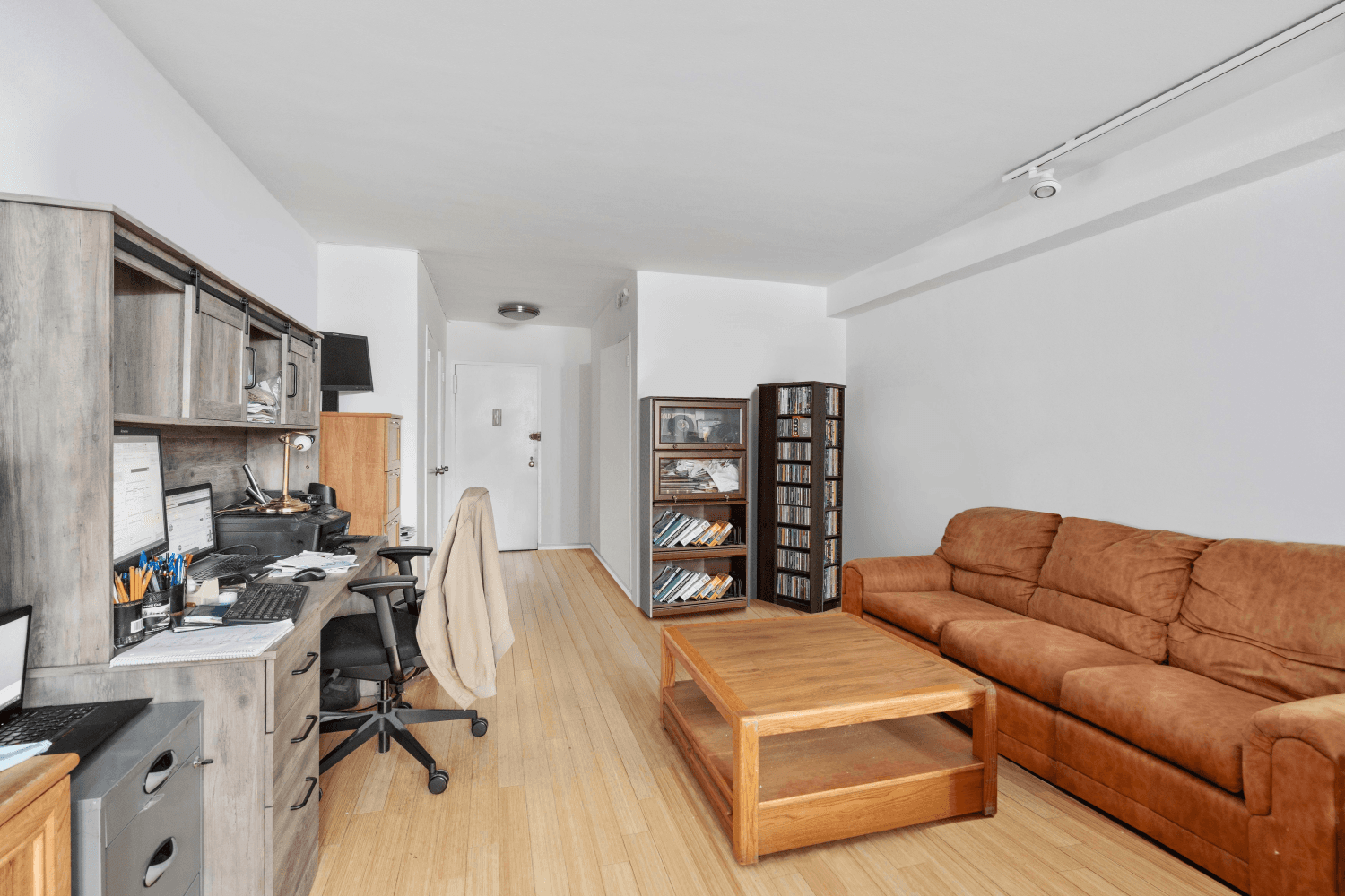 Step into this charming co op in the vibrant Upper East Side, featuring a fully renovated kitchen with brand new appliances and a modern bathroom, seamlessly blending classic charm with ...