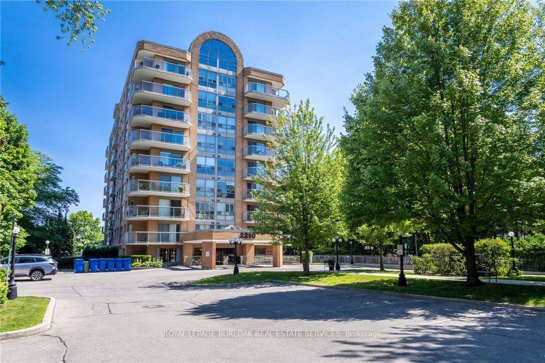 Enjoy breathtaking views of Lake Ontario from this beautiful 2 bedroom suite in the Lakeforest Condominium.
