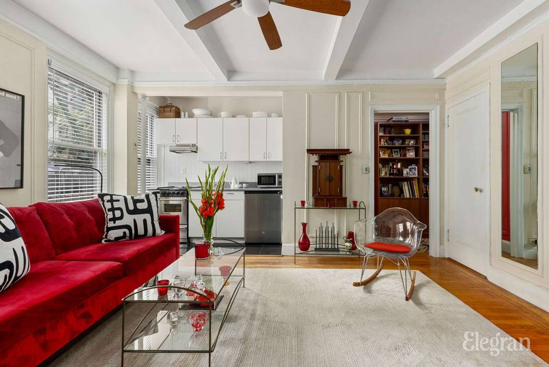 Quiet, Rear Facing, Full Service Whitby Retreat Facing the back of the building, Apartment 319 offers rare tranquility in the heart of Hell s Kitchen.