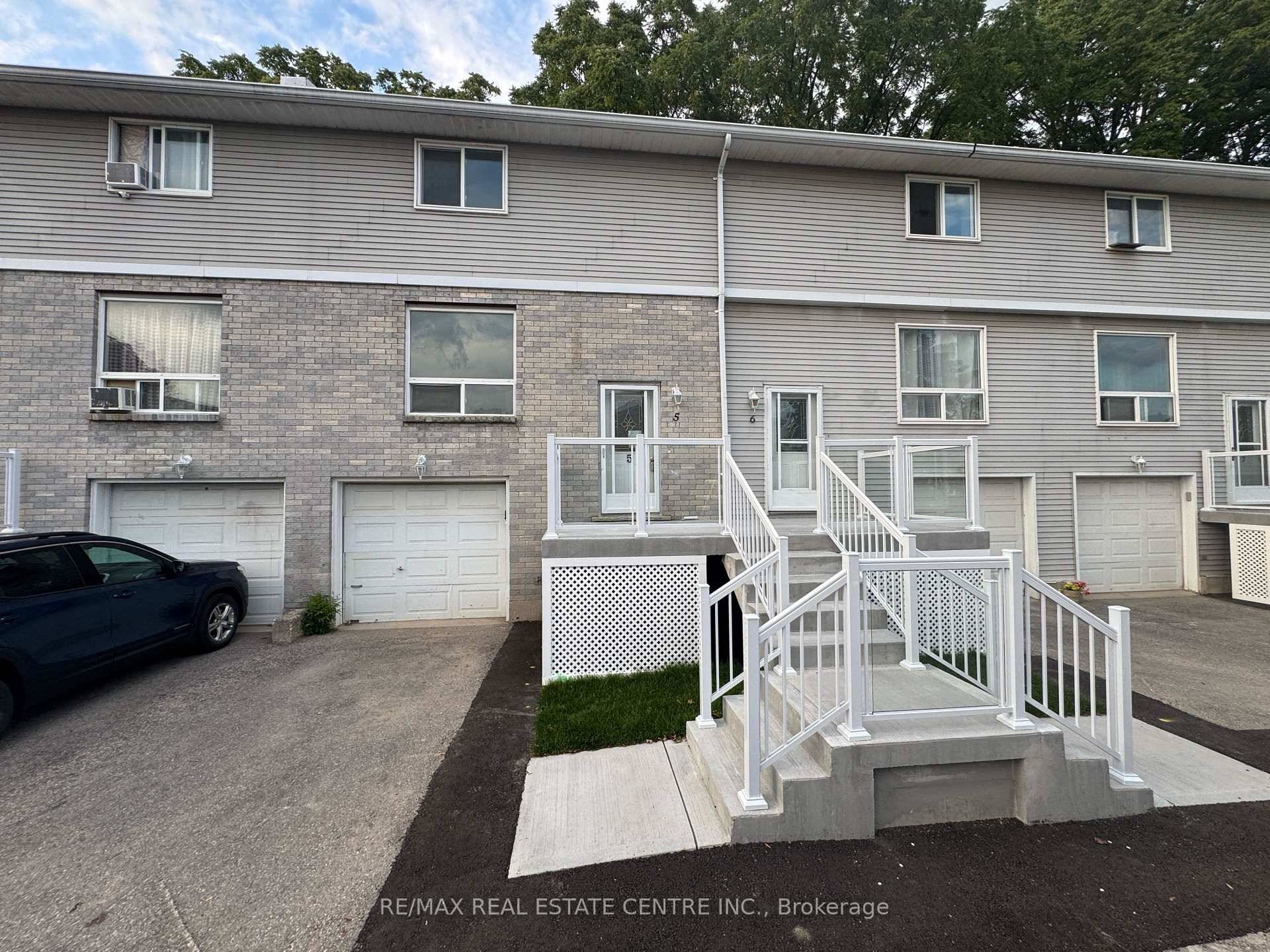 Just Listed Vacant amp ; Move In Ready !