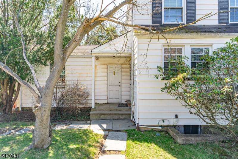 Welcome to 442 Seven Oaks Rd, a charming 3 bedroom home nestled in the highly sought after Seven Oaks section of Orange !