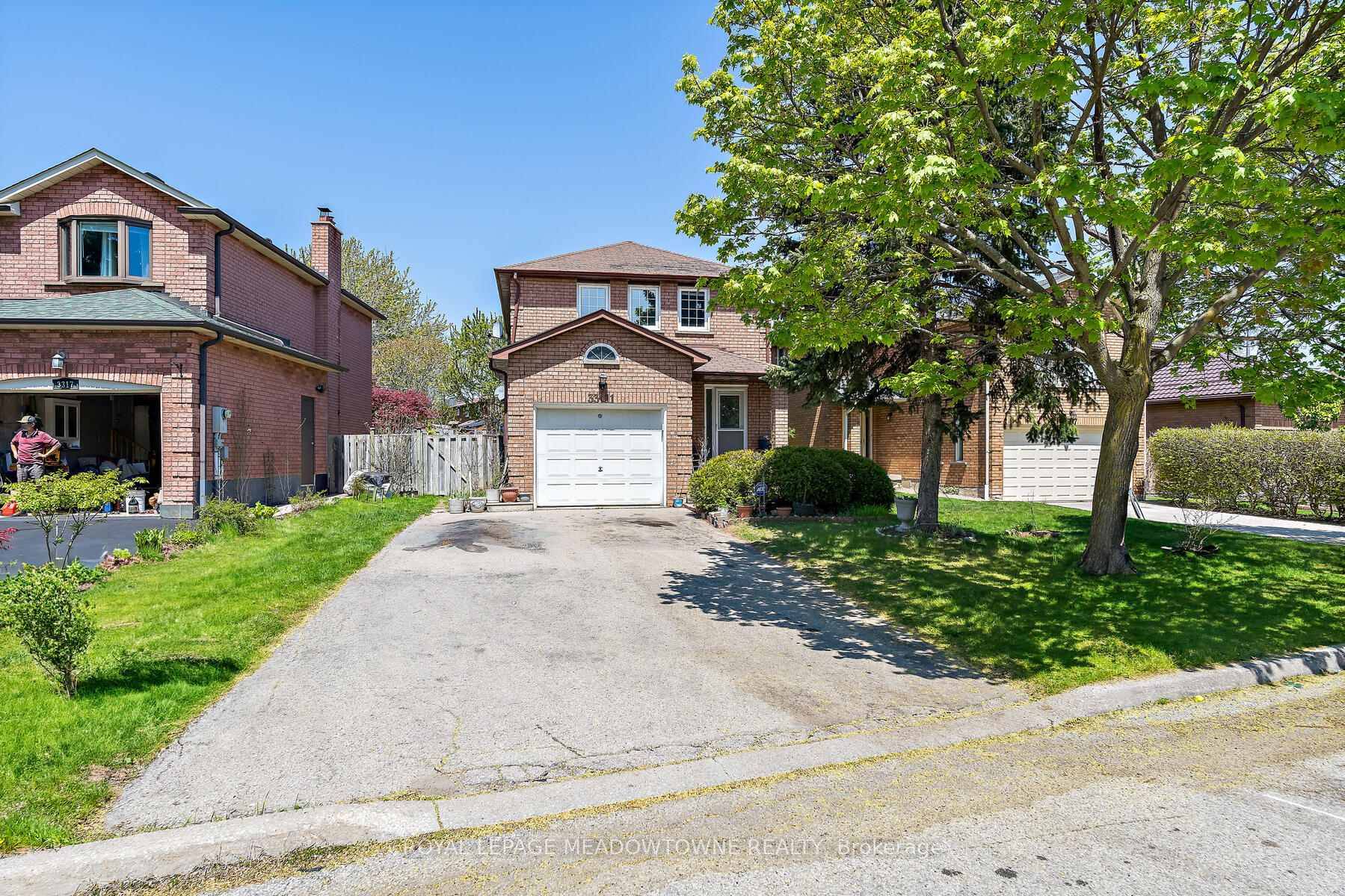 Calling all investors, handymen, first time buyers, or anyone looking for an affordable project with great potential this well loved 2 storeyhome in the heart of Erin Mills is the ...