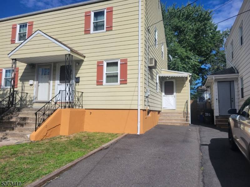 Back on Market. YOU WILL BE DELIGHTED WITH THIS ONE UNIT, HALF DUPLEX HOUSE.