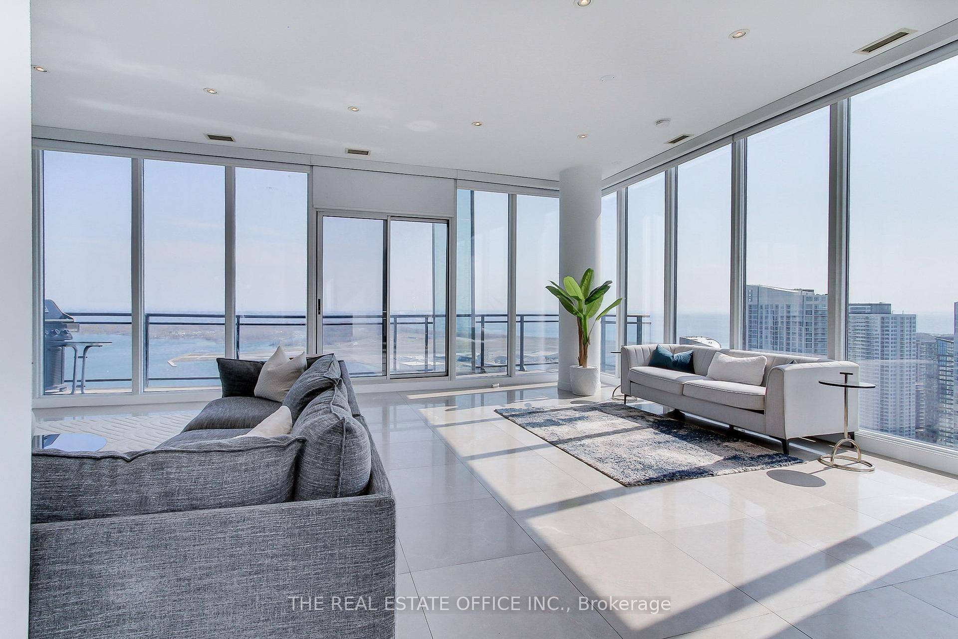 Stunning Fully Furnished, Waterfront Penthouse in the Heart of TorontoExperience luxury living in this exquisite waterfront penthouse, ideally situated in downtown Toronto.