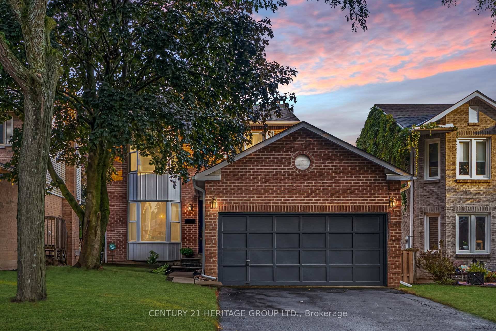 Welcome to this charming 3 bedroom, 3 bathroom home, perfectly set on a quiet cul de sac in one of Auroras most family friendly neighbourhoods.