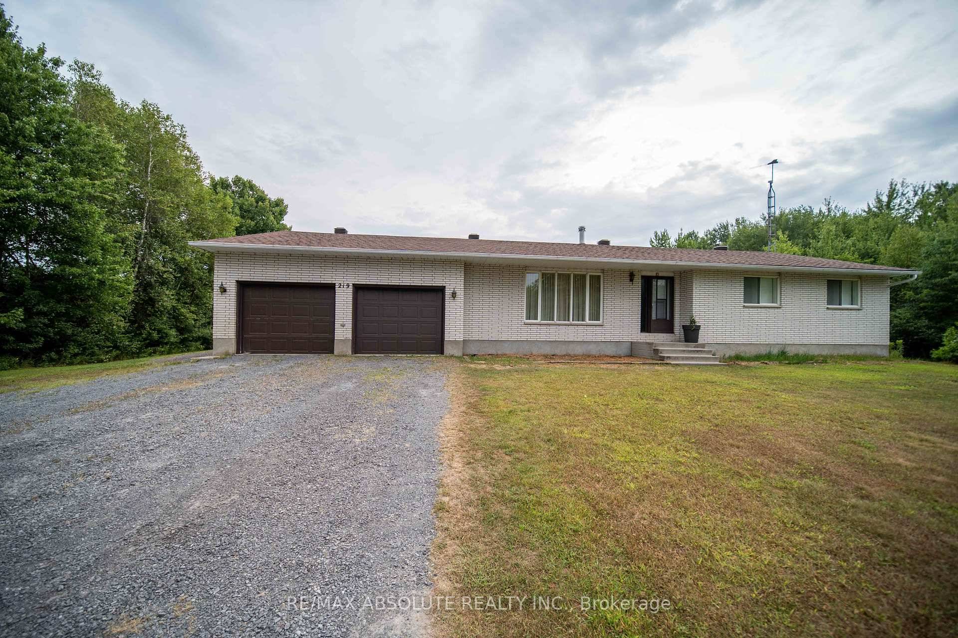 Experience the best of country living on this beautiful 11 acre property, located on a quiet dead end street, with easy access to Highway 417 for quick commuting to Orleans ...