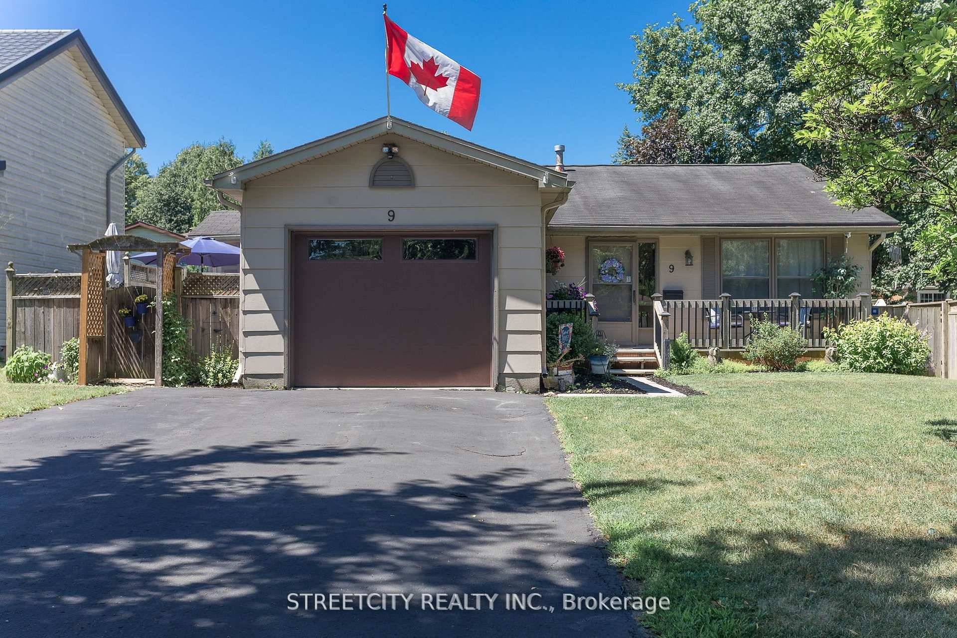 Updated North London Bungalow 9 Cottonwood Crescent Welcome to 9 Cottonwood Crescent, a beautifully updated 3 bedroom bungalow nestled in one of North Londons most desirable and family friendly neighbourhoods.