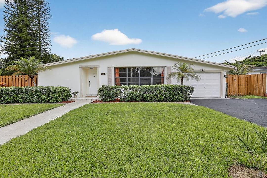 Discover timeless charm in one of Plantation s most sought after neighborhoods Plantation Gardens.
