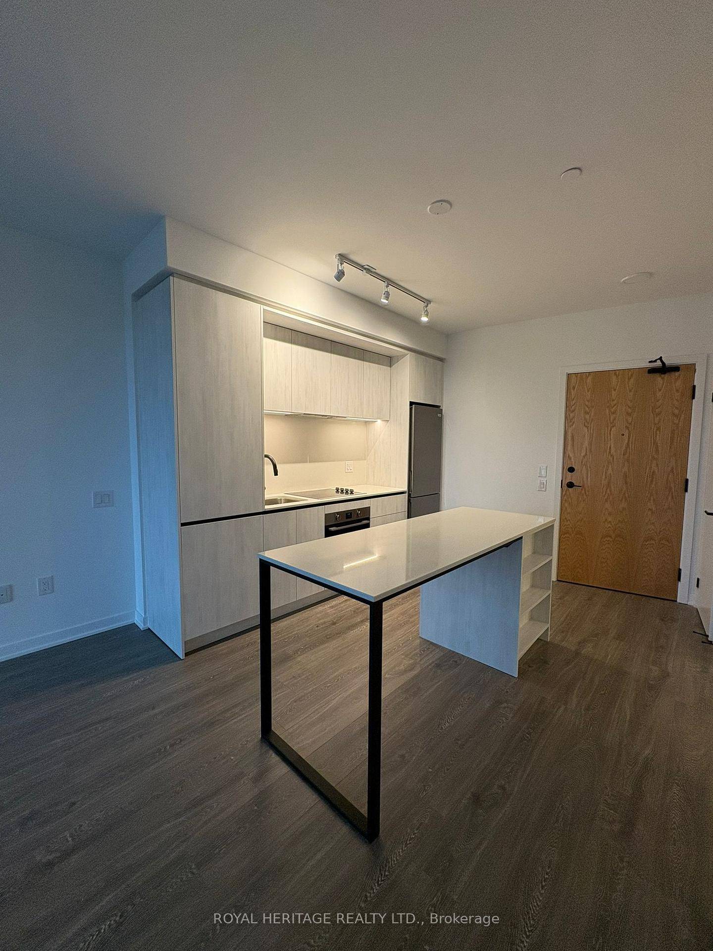 Welcome to this Gorgeous Brand new 1 bedroom plus Den condo with 2 Full Bathrooms located in a highly sought after area next to Erin Mills Town Centre and Credit ...