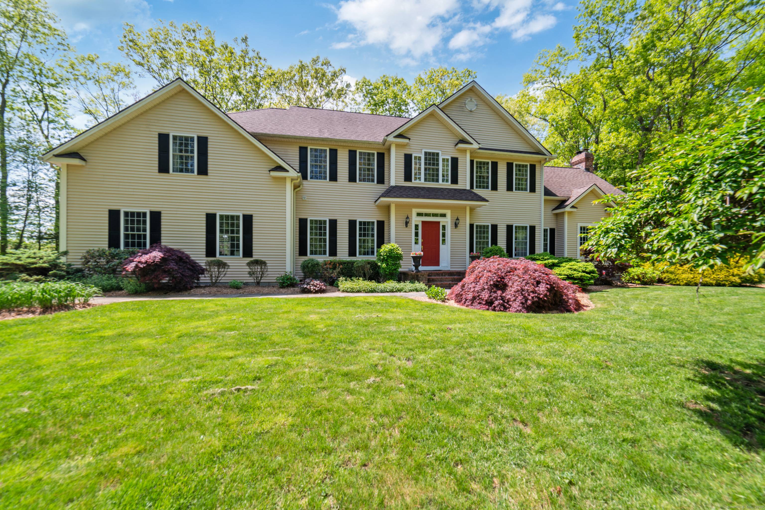 Welcome to your own piece of paradise located in a secluded yet convenient section of Oxford, you will have plenty of privacy on this 4.