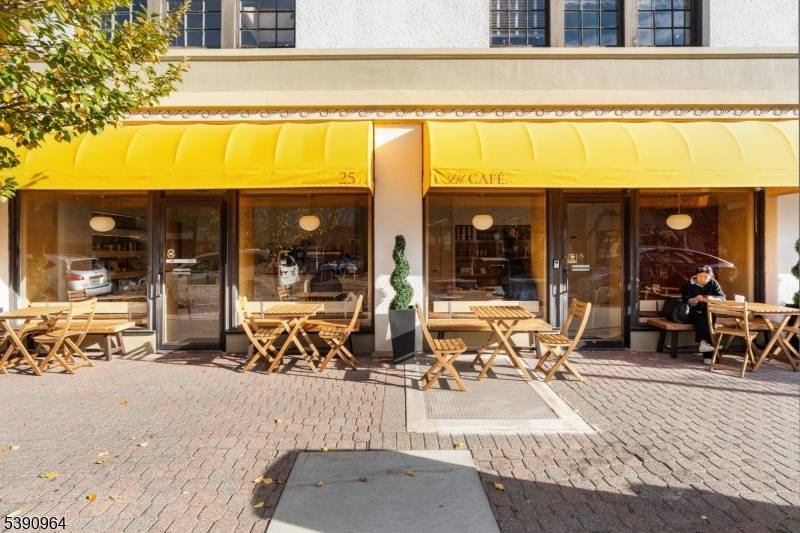 LIT Cafe Montclair, NJ Turnkey Cafe Opportunity in a High Foot Traffic Needlepoint Here's your chance to own a local gem LIT Cafe a beautifully executed specialty coffeehouse and lifestyle ...