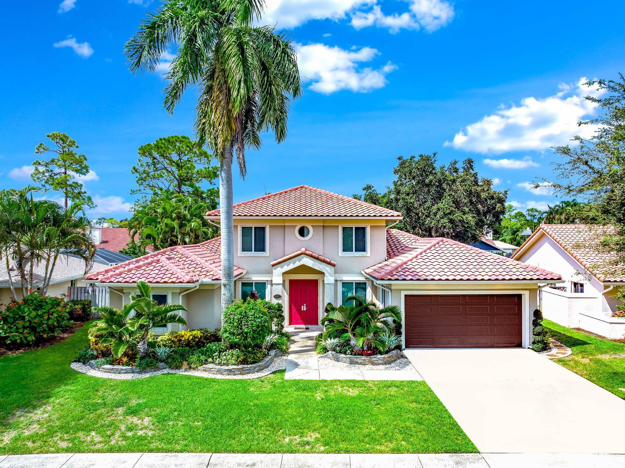 This Stunning nicely decorated gorgeous home AVAILABLE NOW !