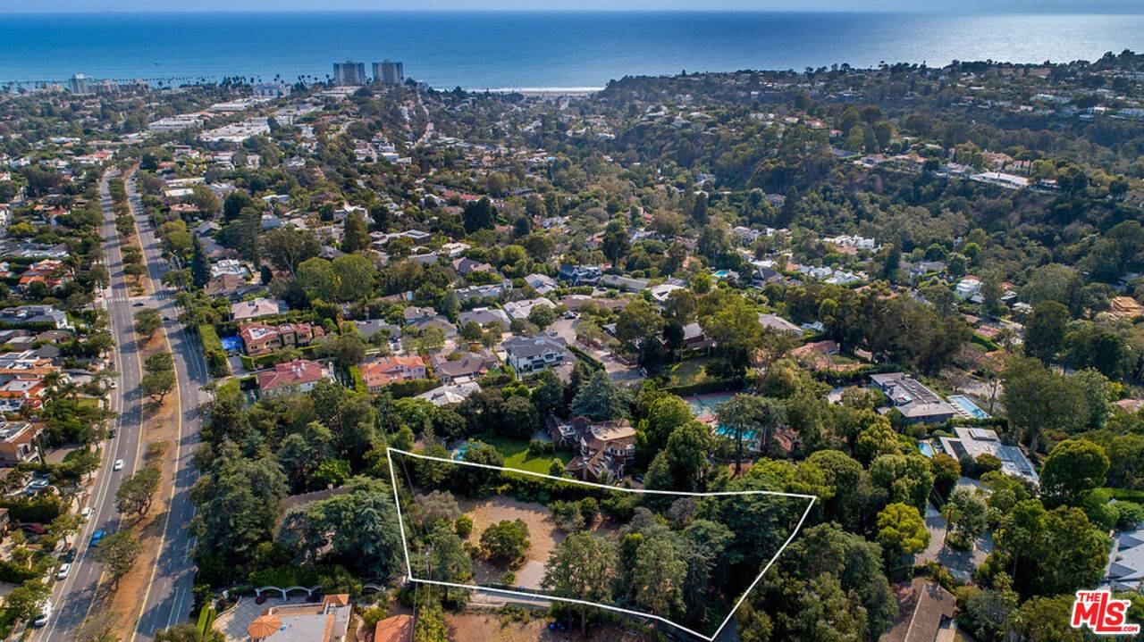 824   Woodacres Rd LA