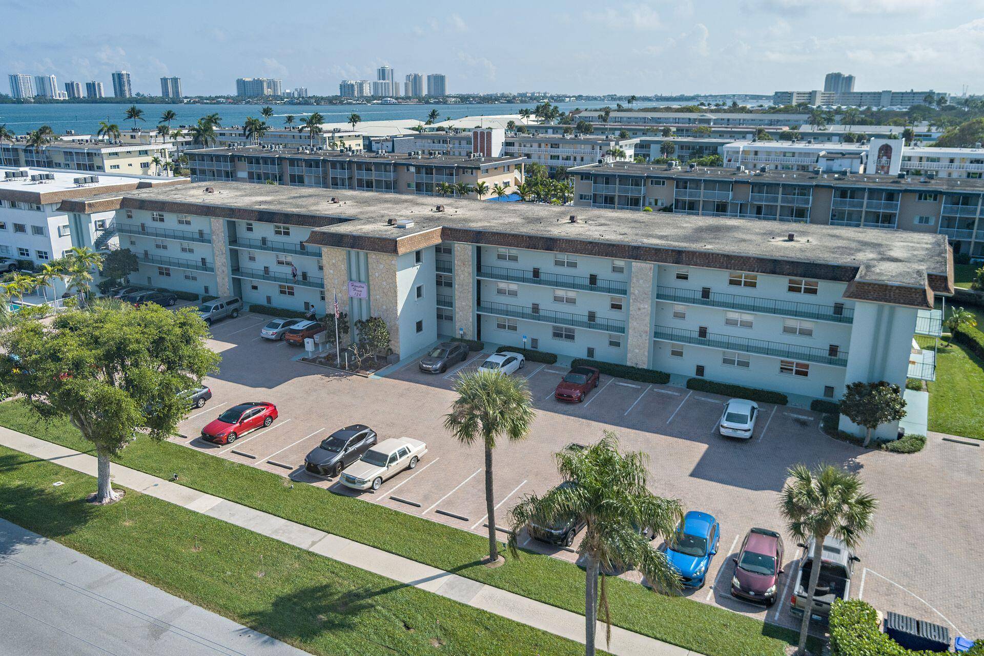 Sparkling 2 bedroom and 2 bath condo in the heart of North Palm Beach !