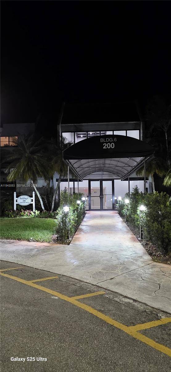 Beautifully apartment located in the highly desirable city of Weston, one of the most sought after communities in South Florida.