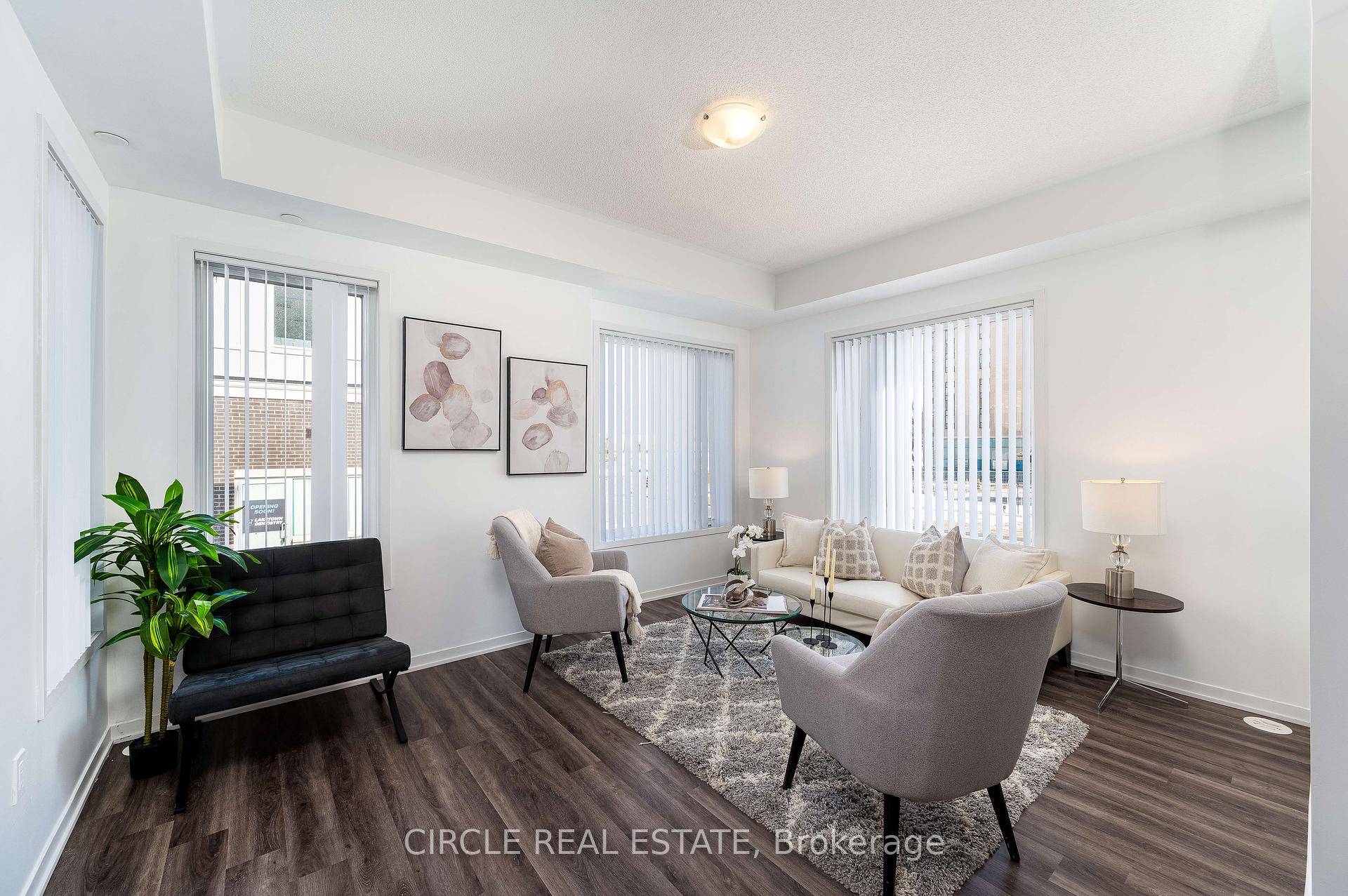CORNER UNIT If you love beaches, parklands, access to malls, schools, and reliable public transit, then this property is perfect for you.