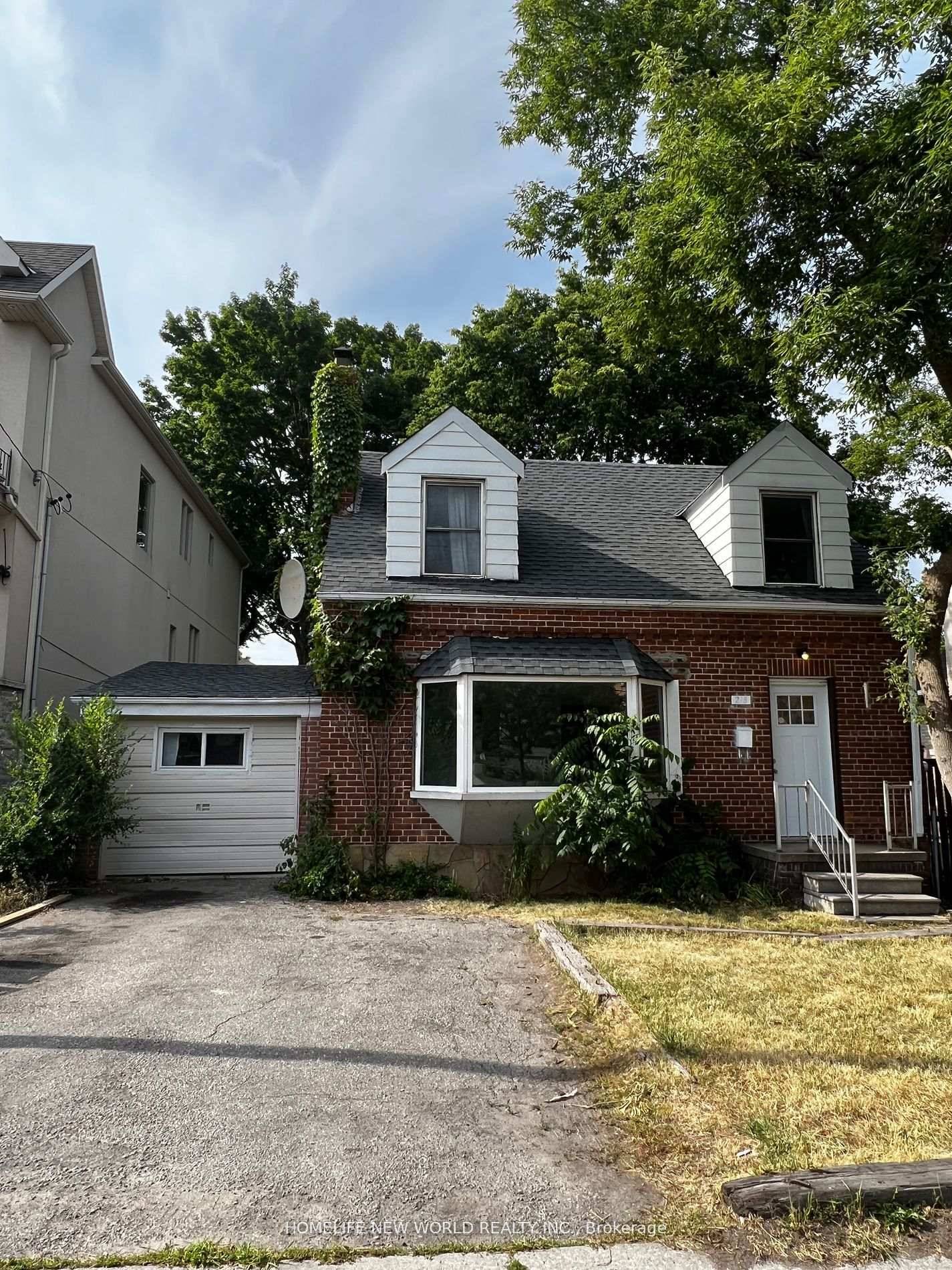 Great Location In The Heart Of North York, Great Schools, Minutes From Finch Subway And Highways.