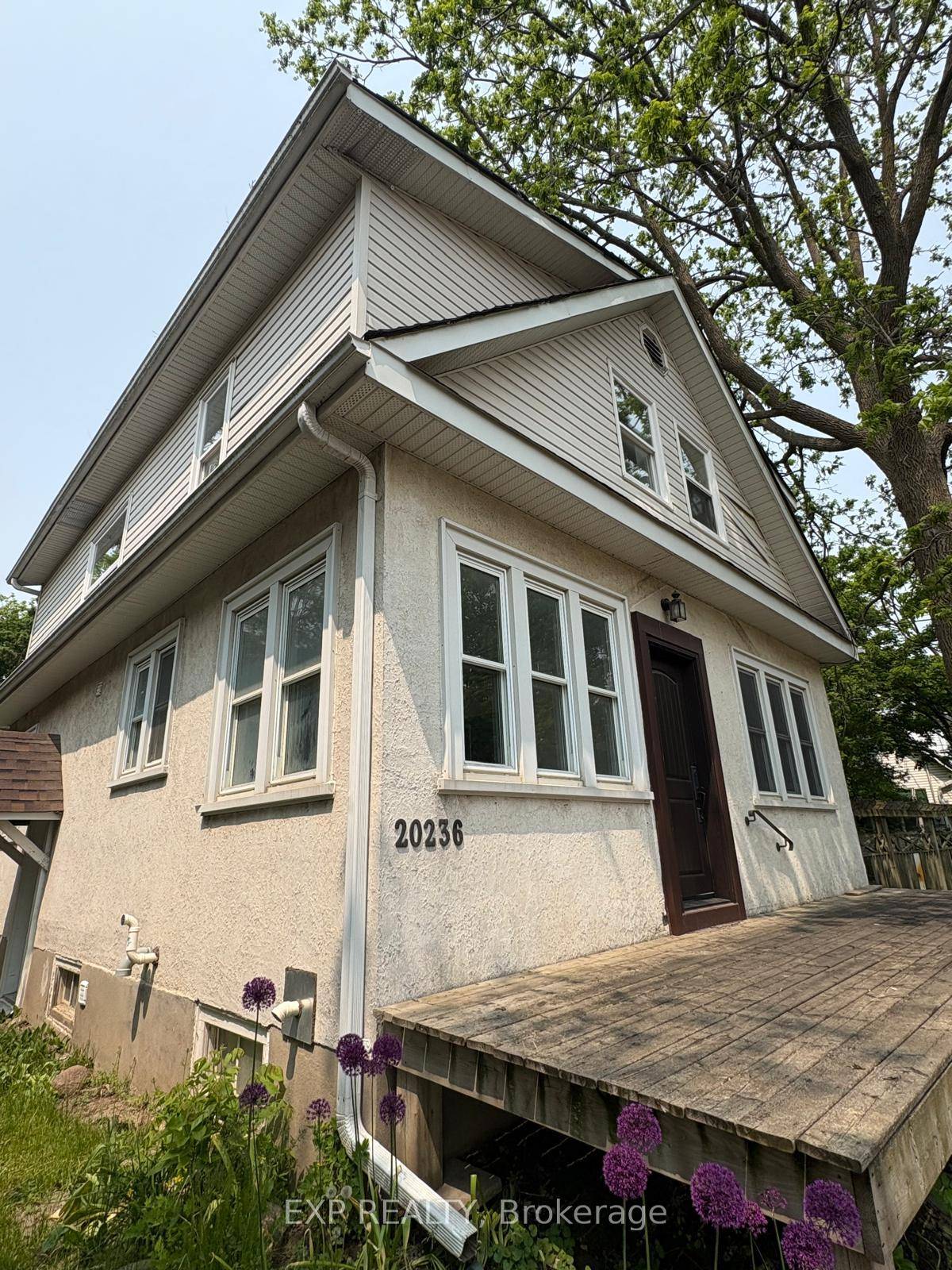 3 Bedrooms, Very Large Backyard, Home In The Heart Of Queensville.