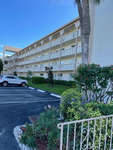 Beautiful, Wynmoor Condo in Coconut Creek !
