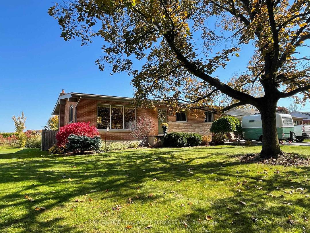 Multiple award winning wineries are your neighbours just over the back fence !