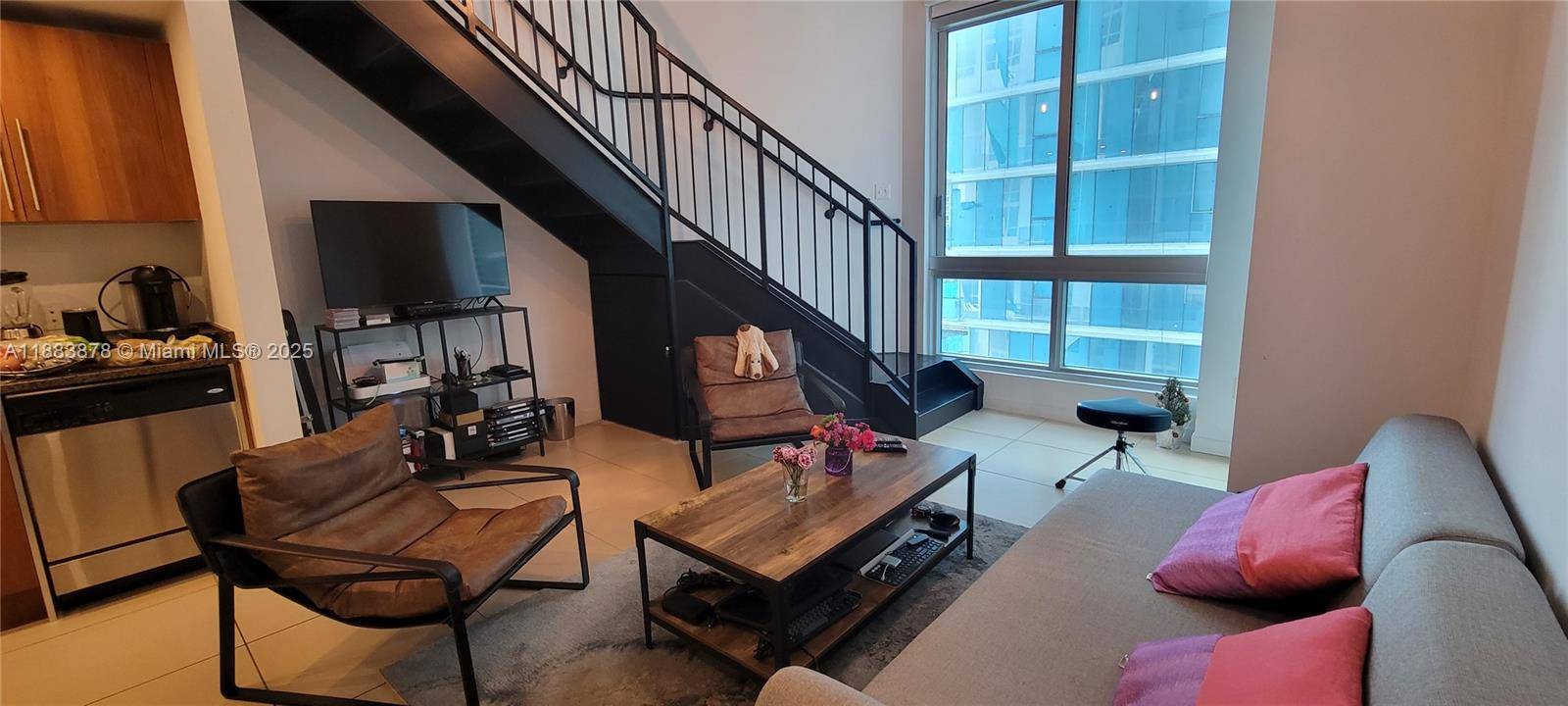 COZY LOFT 1 1. 5 in the pulsating heart of downtown Miami close enough to walk over the Brickell bridge, to Bayfront Park, ocean walk, and all the restaurants, lounges, ...