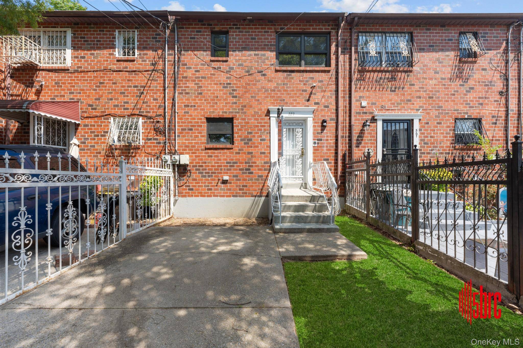 Welcome to this charming single family home in the heart Brooklyn.