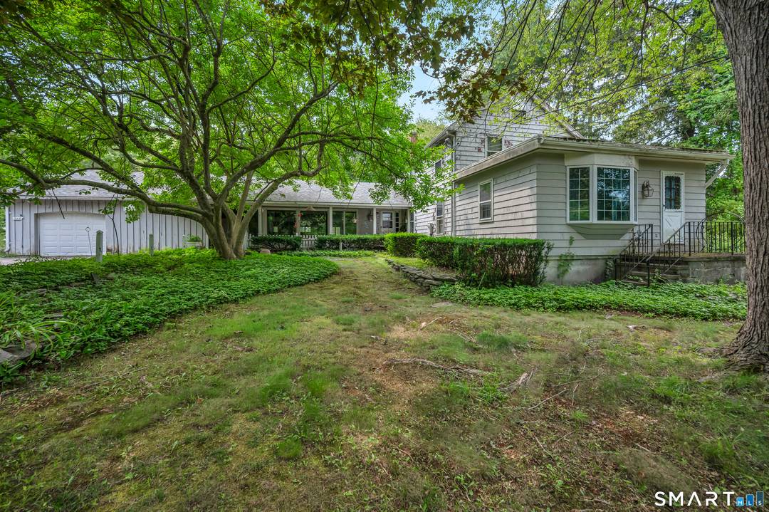 Bring your imagination ! This spacious home offers 3 bedrooms and 2.