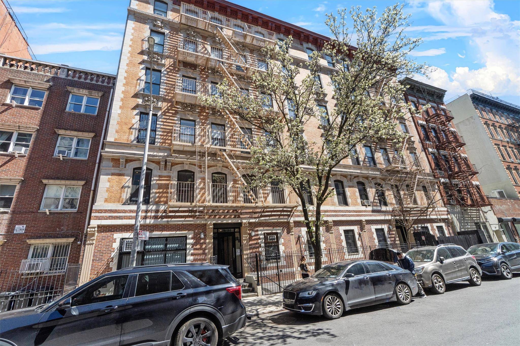 Large upgraded one bed one bath has an oversized living room, high ceilings and new hardwood floors.