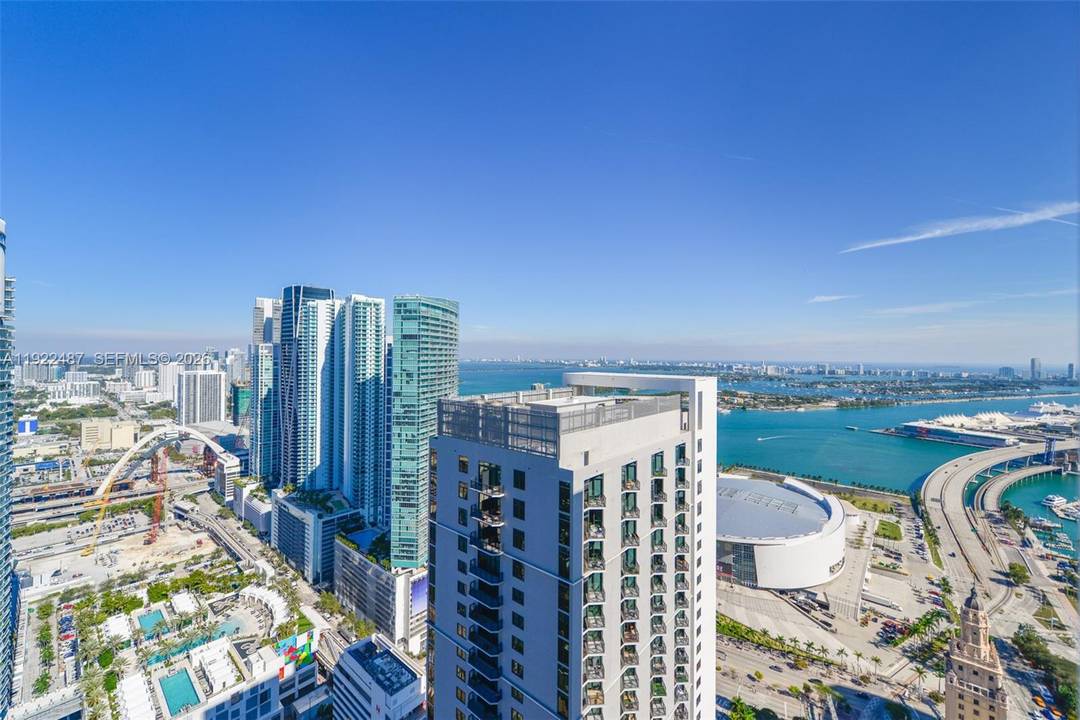 Experience luxury and flexibility at Natiivo Miami, a fully furnished modern residence in the heart of Downtown with floor to ceiling impact glass, porcelain flooring, an open layout, and a ...