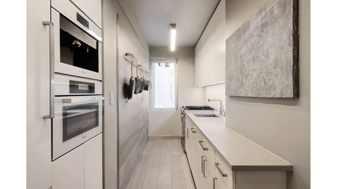 SUTTON PLACE SOUTH CHIC !