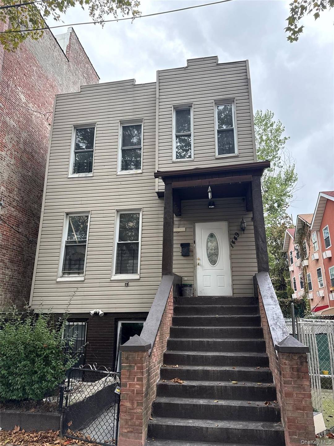 FULLY RENOVATED 3 BEDROOM 1 BATHROOM APARTMENT