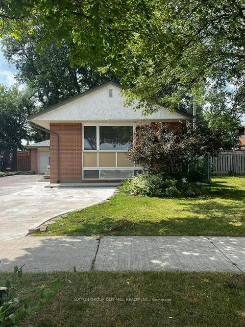 Beautifully maintained, 3 bedroom, 1 newly renovated bathroom, Ground Floor Unit.
