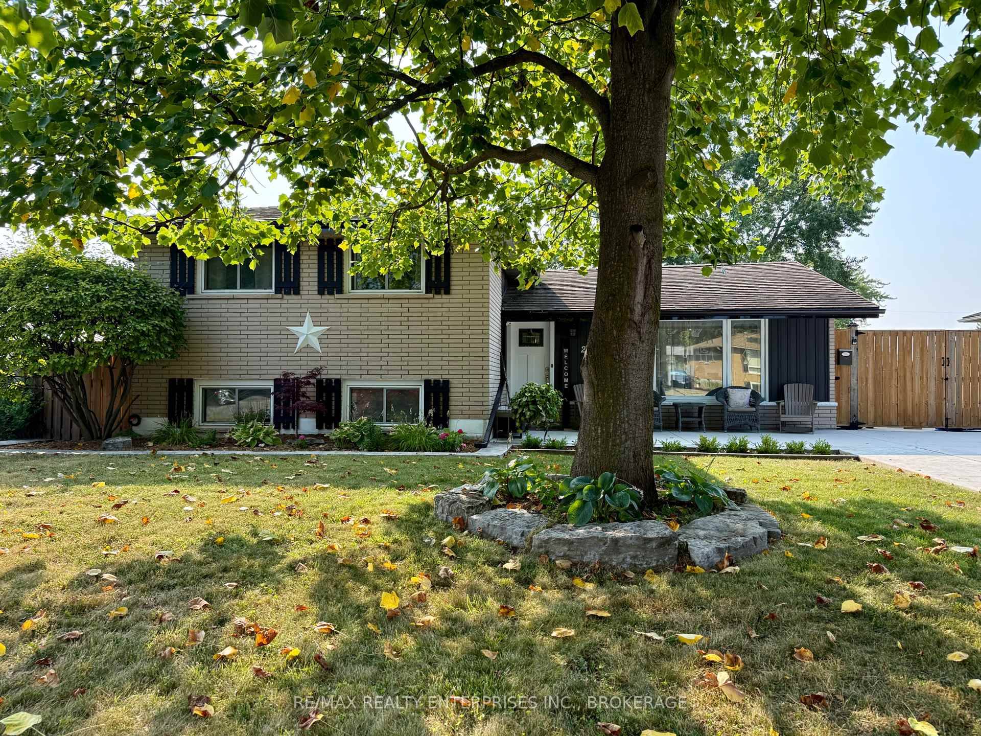 Walking distance to the Lake !
