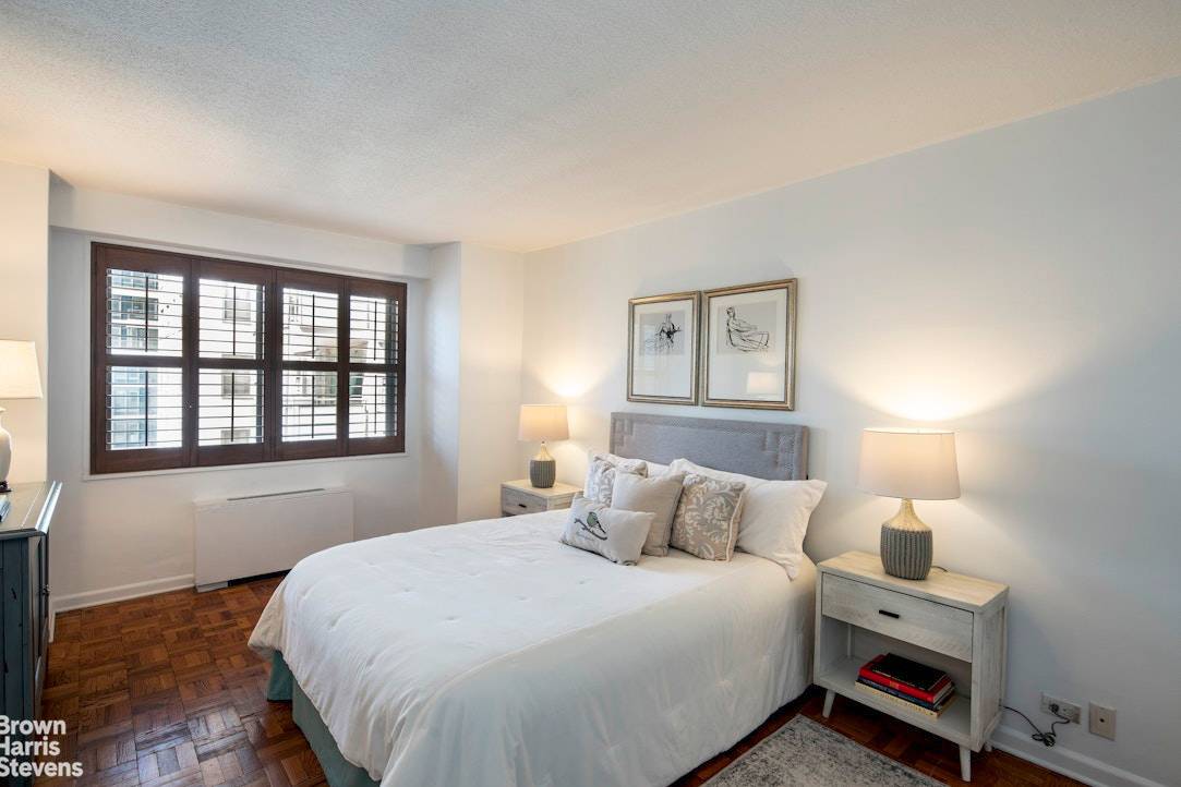 3 Bedrooms, Private Balcony, Home Office !