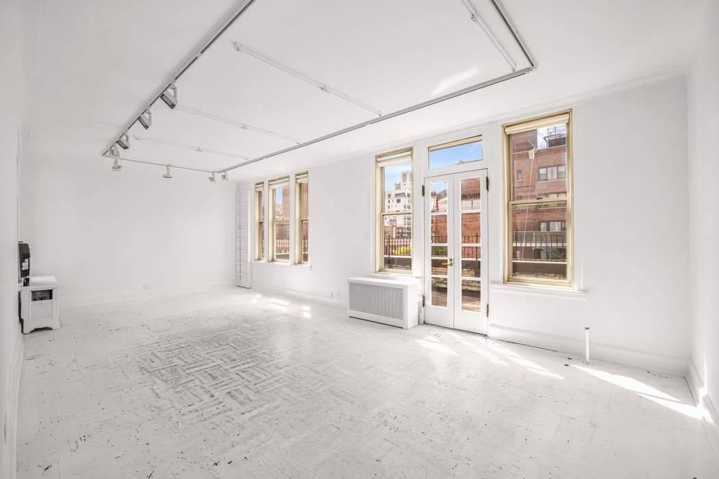 INCREDIBLE POTENTIAL FOR A DREAM PENTHOUSE Please note that the lead photo of this listing has been virtually staged.