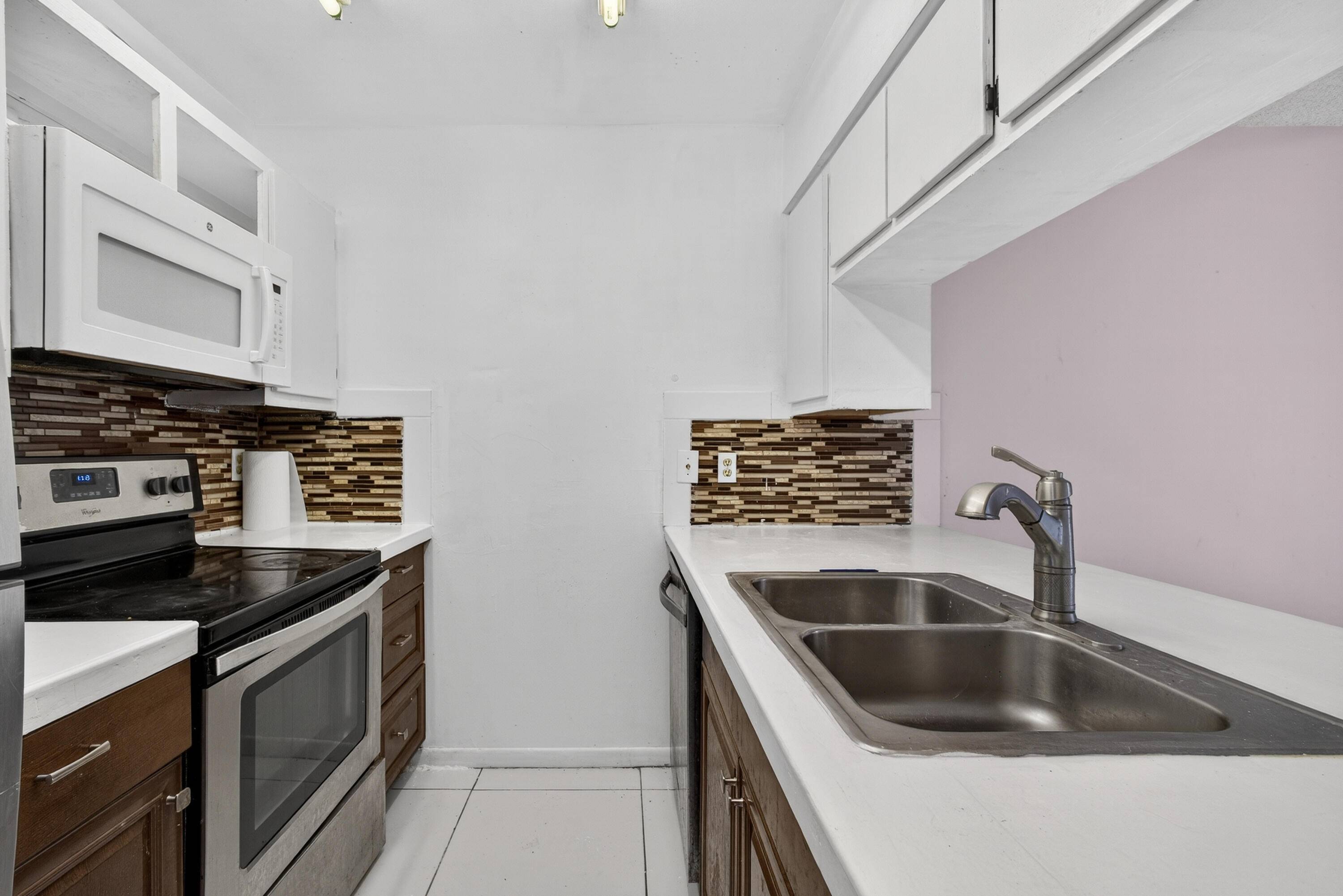 Welcome to this 2 bedroom, 2 bathroom condo villa located in West Palm Beach.