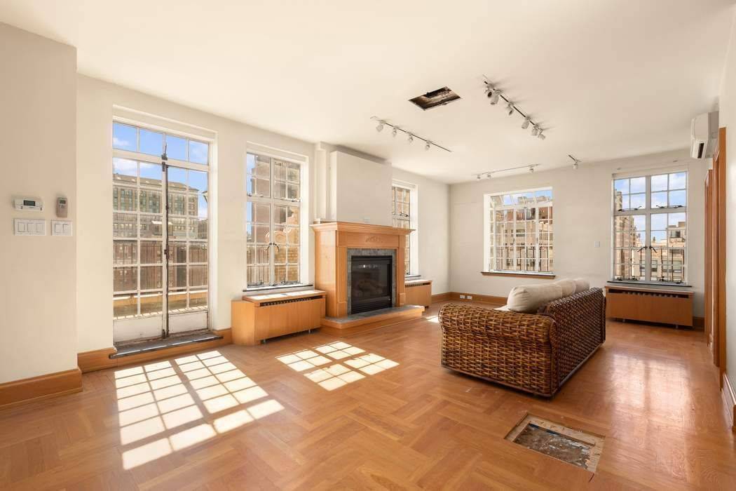 This offering represents the rare opportunity to acquire one of Gramercy Park s most iconic prewar penthouses.