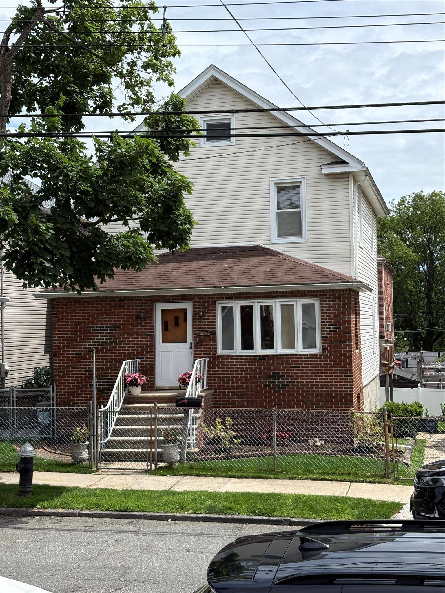 Beautiful updated single family home in Throggs Neck.