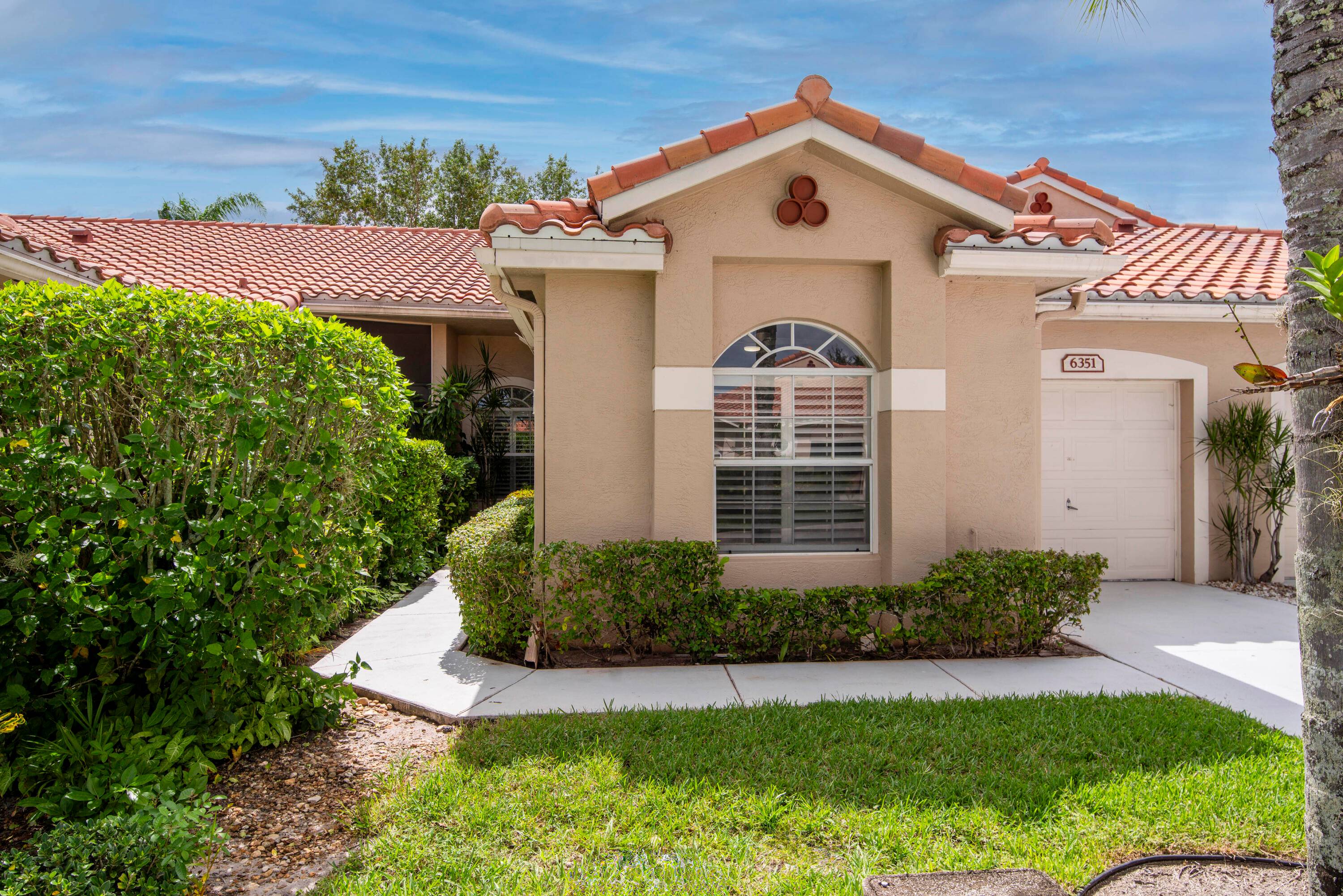Welcome to this beautifully updated, move in ready 2BR 2BA villa located in the serene and highly sought after community of Isles of Aberdeen, the only gated enclave in Aberdeen ...