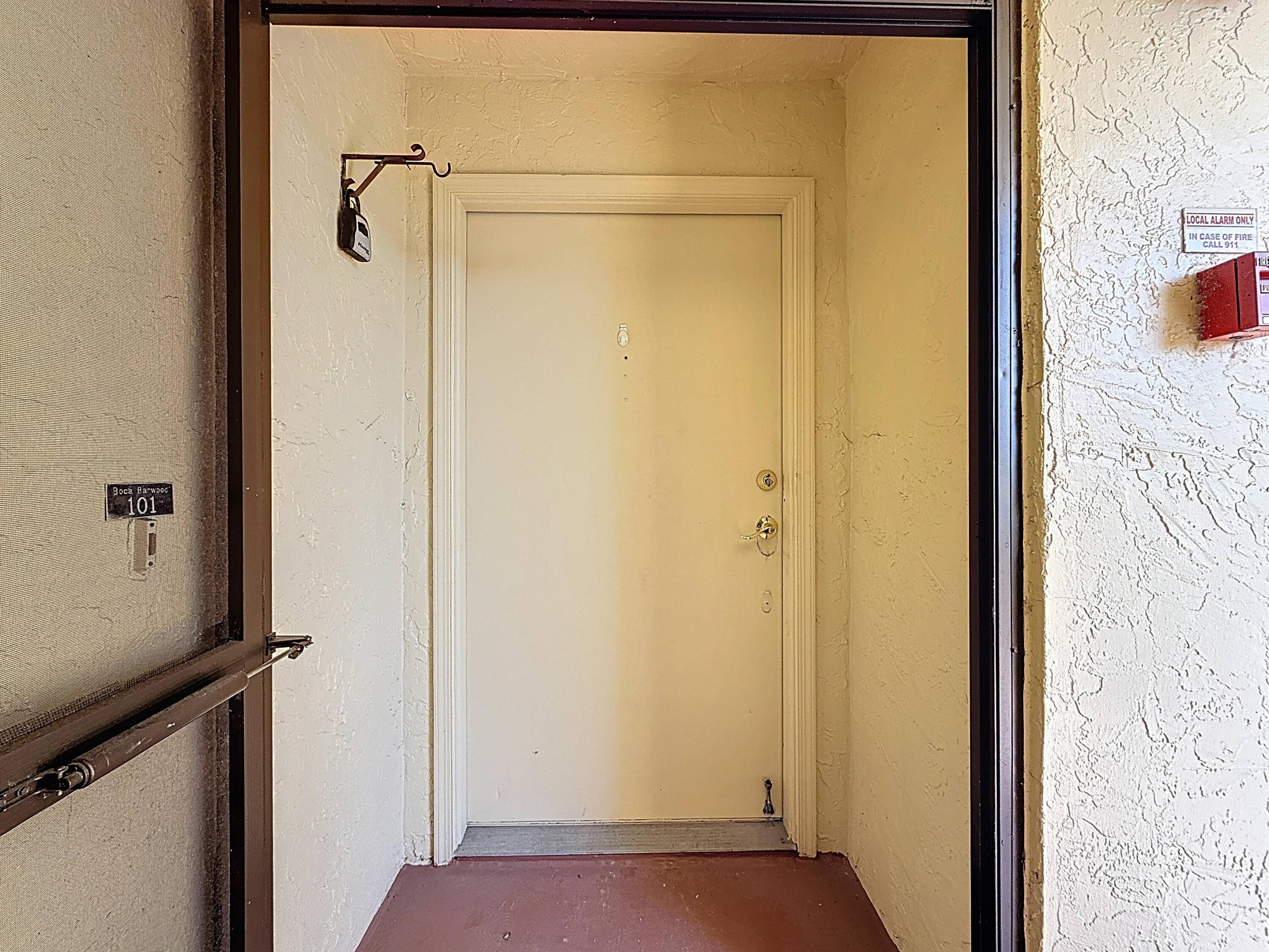 Beautiful, cozy, light and clean home, 2 bedroom, the master is spacious with walk in closet and extra closet, 2 bathroom, open kitchen.