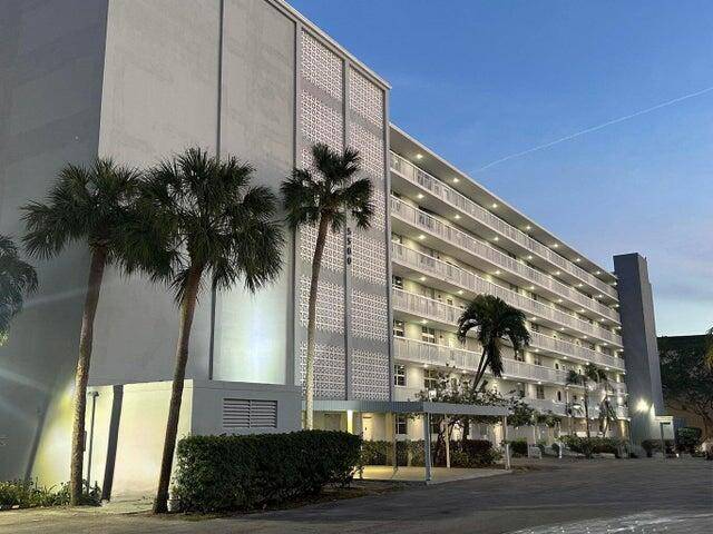 Seller financing offered on this 3rd floor all age condo in East Boca Raton only 1 mile from the beach.