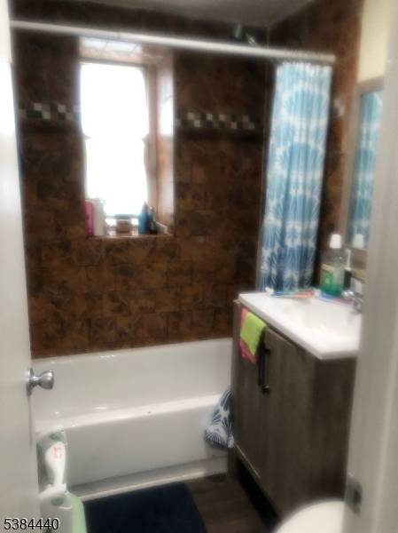 BEAUTIFUL 3BEDRS, 1 FULL BATH, CLOSETS, KIT,, DEN, WINDOW AC, PREFFERABLE SOMEONEWHO NEED PRIVANCY AND HS FEE 452.